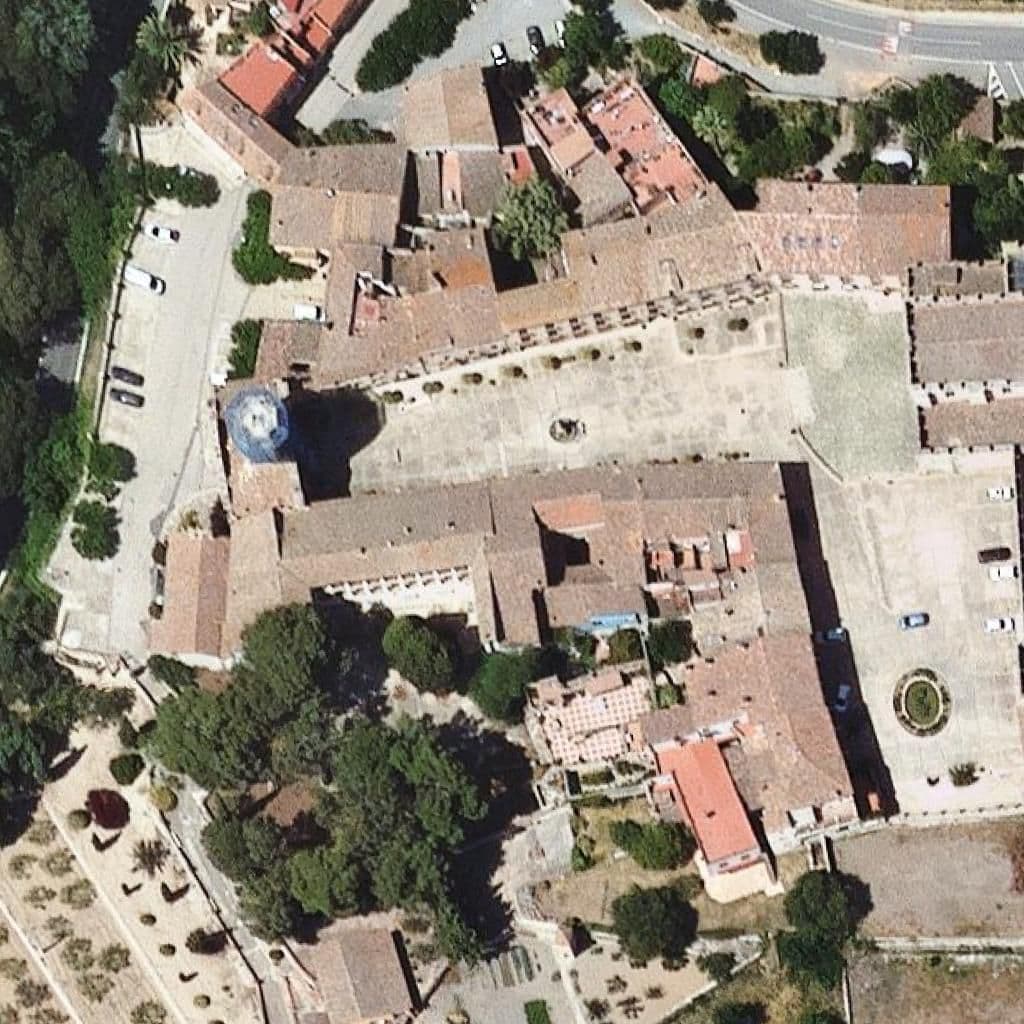 Вид згори на територію школи «Llar d'infants de Santes Creus»
