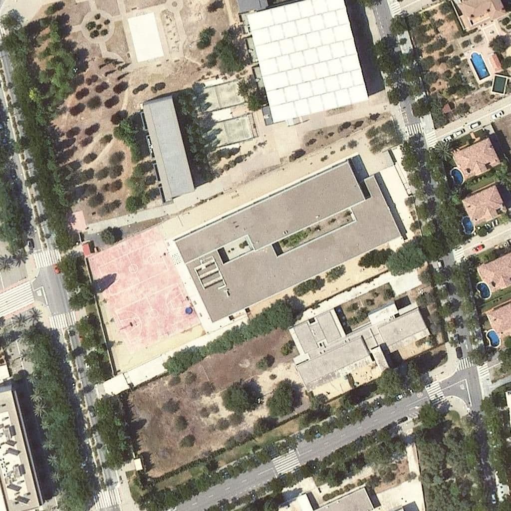 Вид згори на територію школи «Escola Vora Mar»