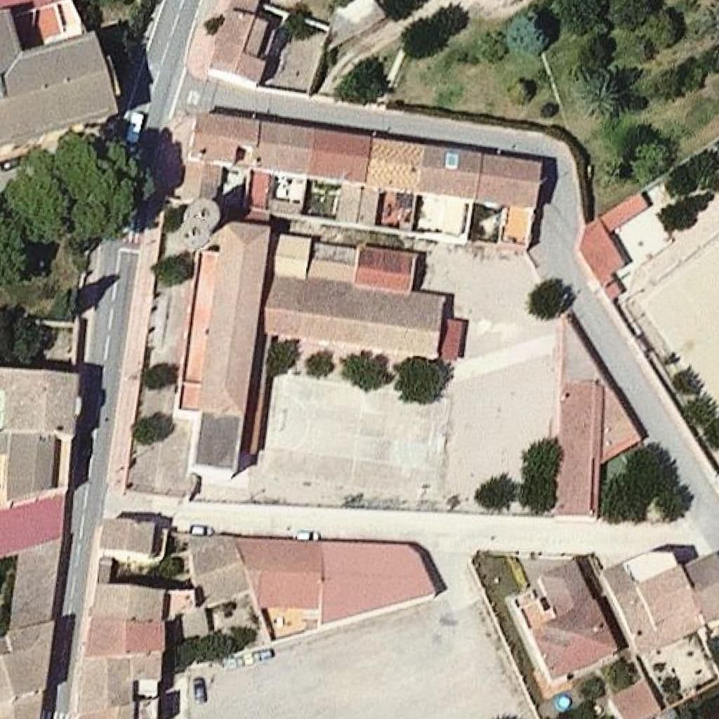 Вид сверху на территорию школы «Llar d'infants Municipal de Benissanet»