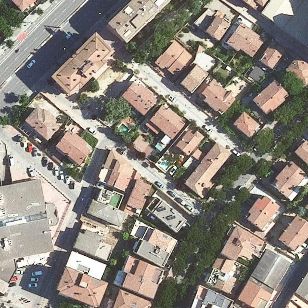 Вид сверху на территорию школы «Lli Privada El Gegant De Lleida»
