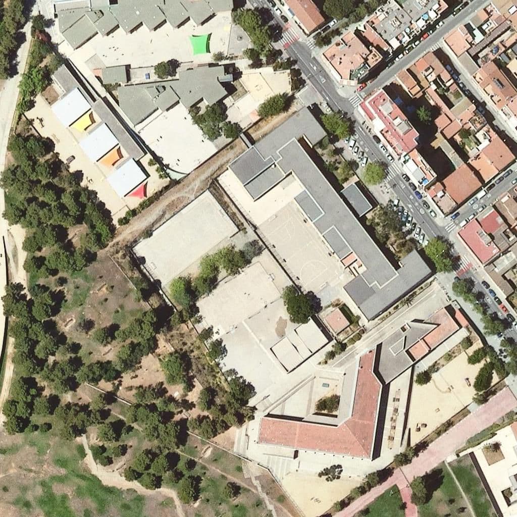 Вид сверху на территорию школы «Institut Joaquim Rubió I Ors»