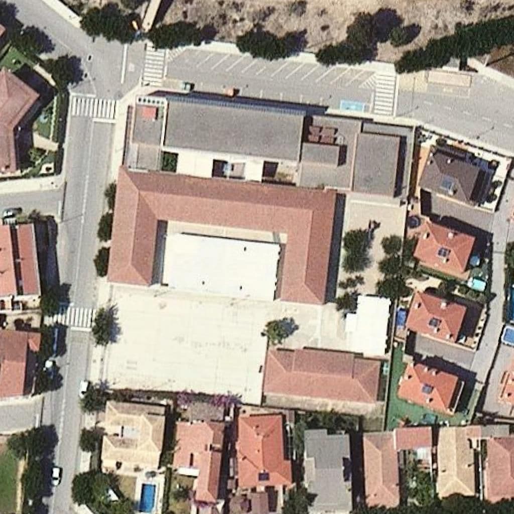 Aerial view of the grounds of Institut Escola 3 d'Abril