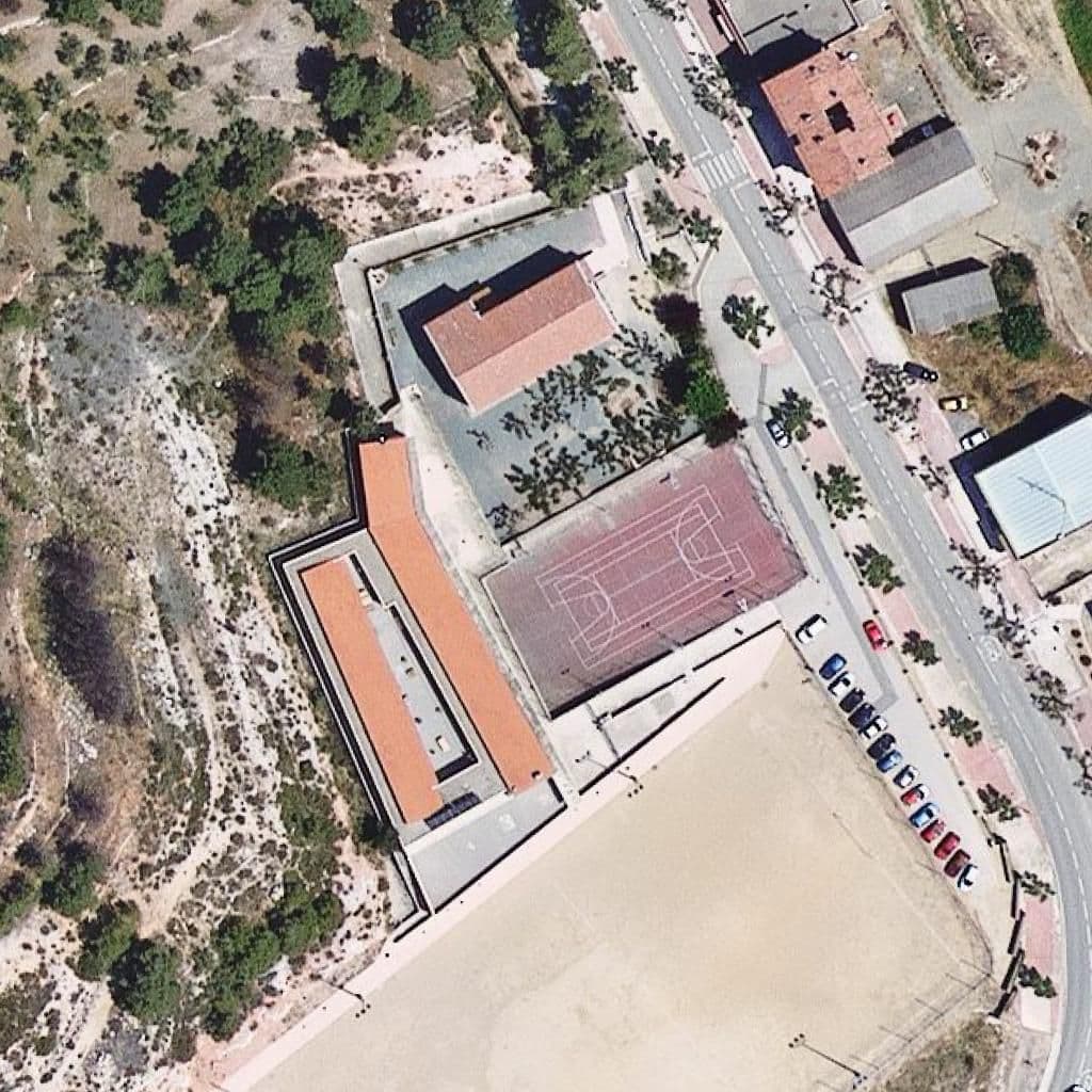 Вид згори на територію школи «Institut Escola Corbatera»