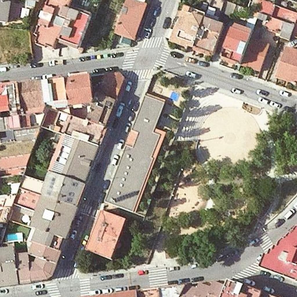 Вид згори на територію школи «Escola Bressol La Torreta»