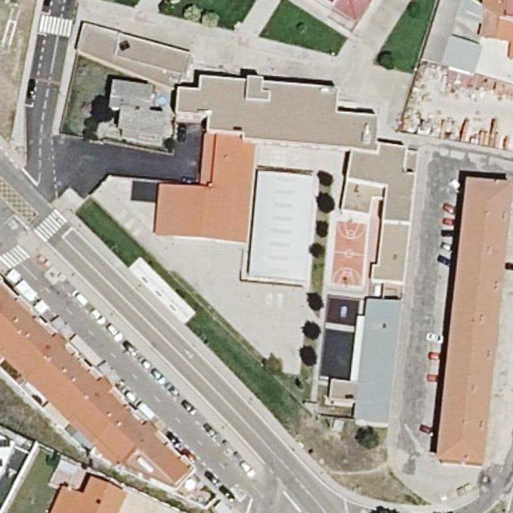 Вид сверху на территорию школы «COLEGIO PÚBLICO DE MORALES DEL VINO»