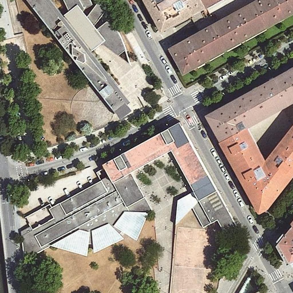Вид згори на територію школи «Institut Escola D'hostaleria I Turisme De Girona»
