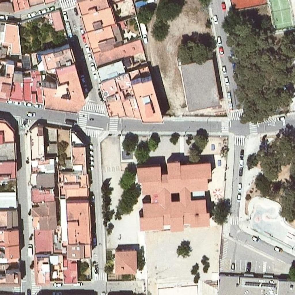 Вид згори на територію школи «Escola Les Roquetes»