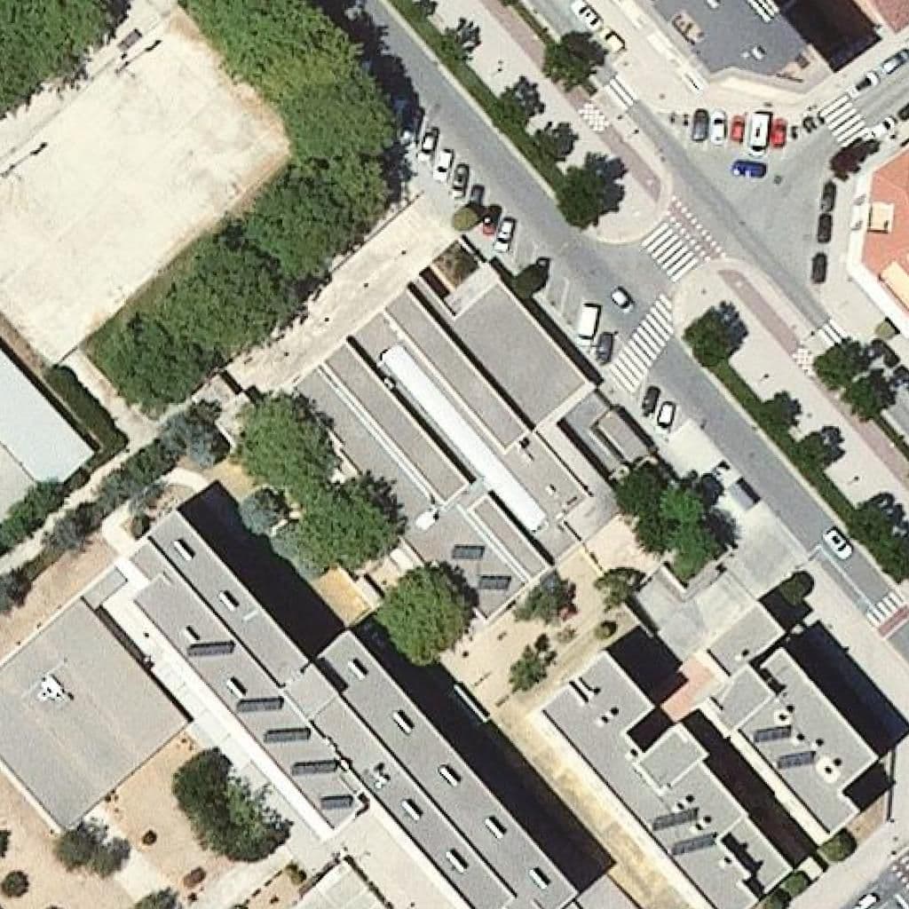 Вид сверху на территорию школы «Escola Bressol Sol Solet»