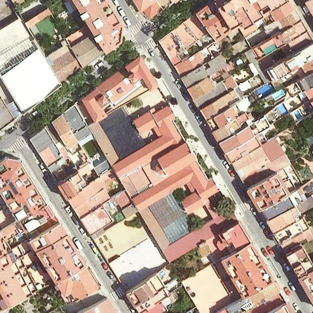 Вид сверху на территорию школы «Escola Mare De Déu De Montserrat»