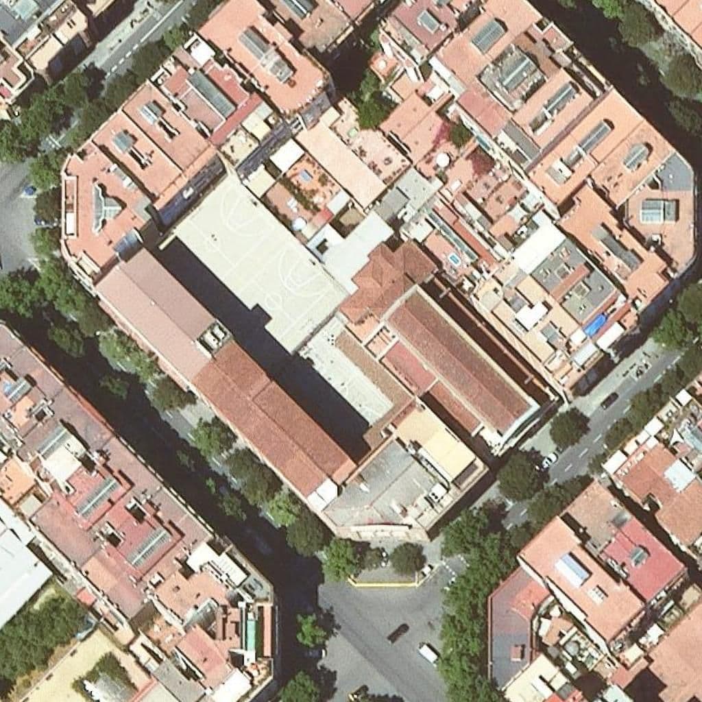 Вид згори на територію школи «Escola Pia Sant Miquel»