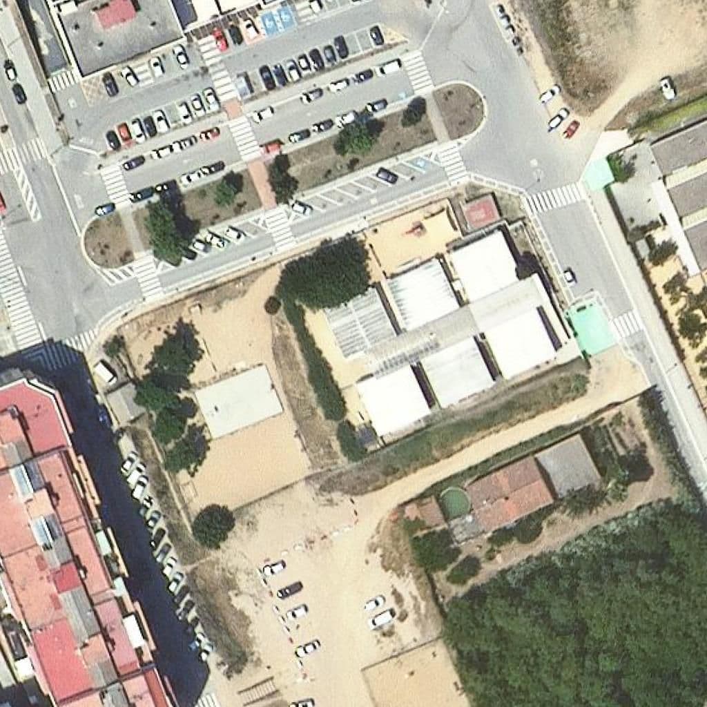 Вид згори на територію школи «Escola Poblenou»
