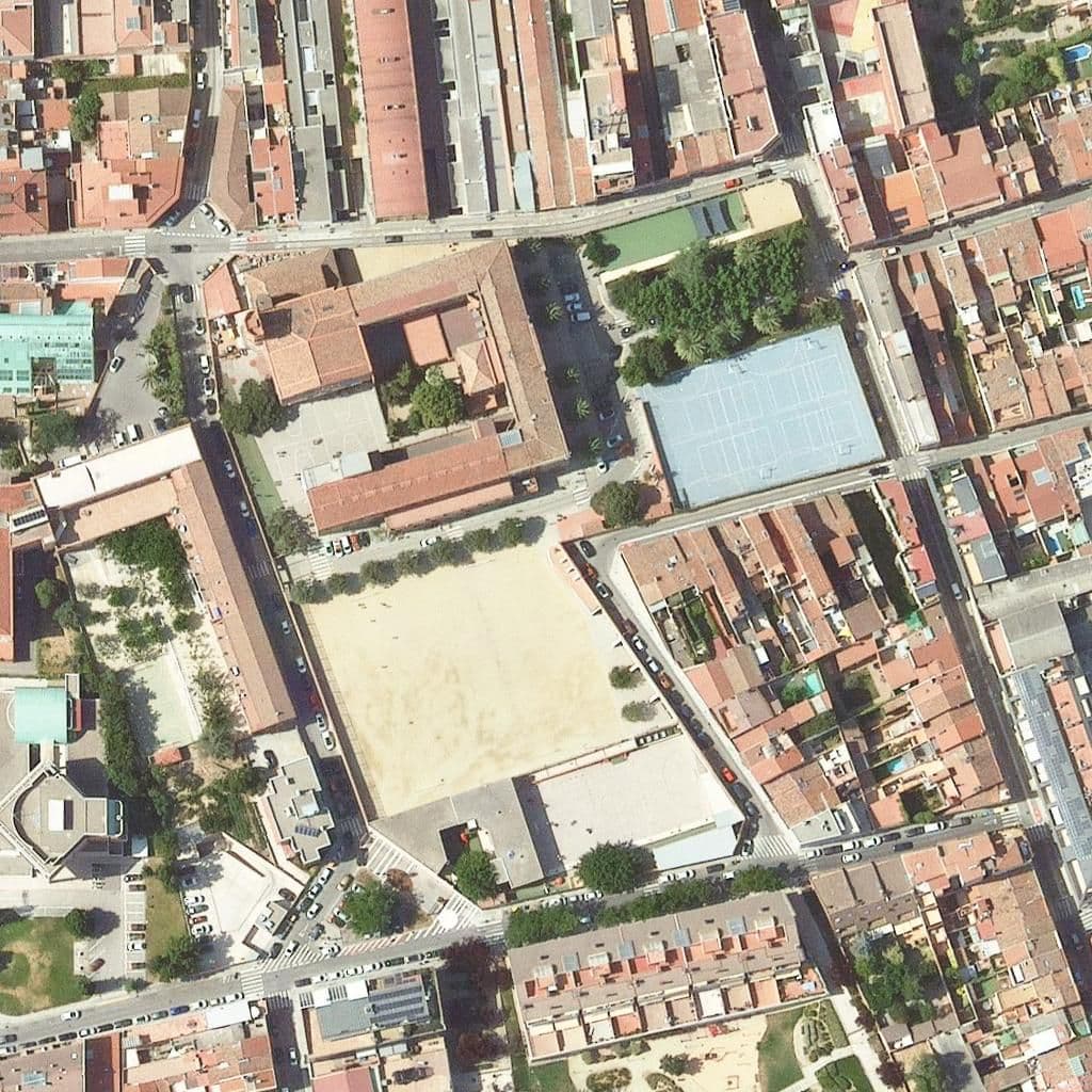Вид сверху на территорию школы «Escola Pia De Terrassa»