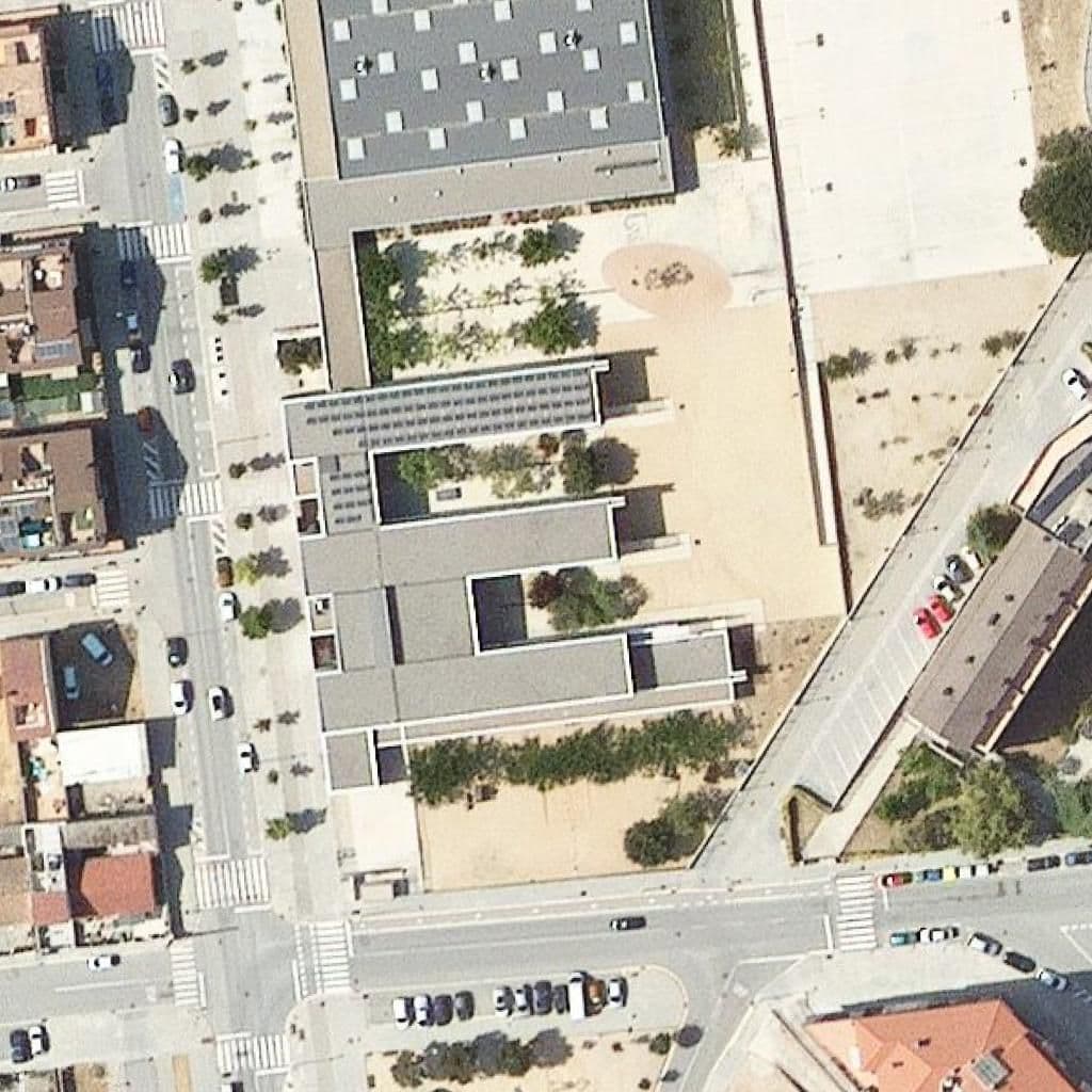 Вид сверху на территорию школы «Escola Sant Bernat»