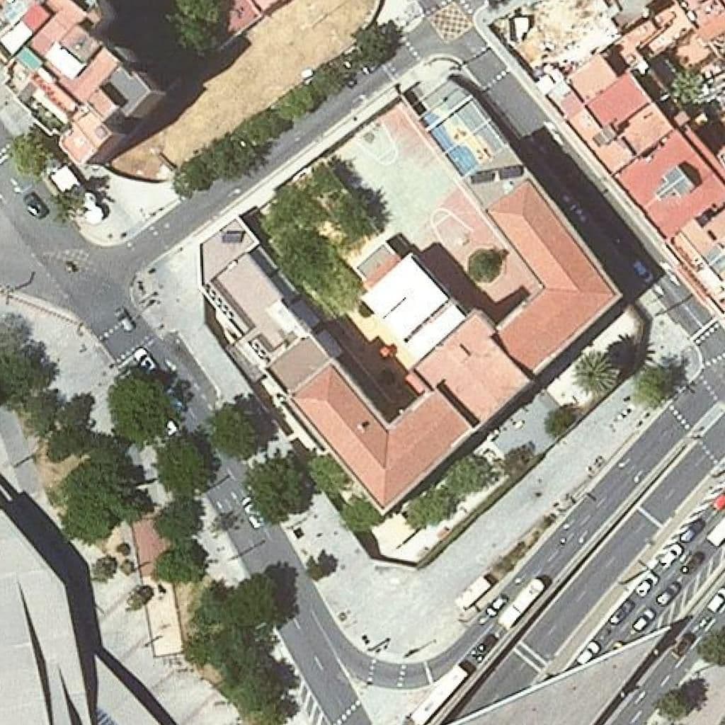 Вид згори на територію школи «Escola Bressol Gràcia»