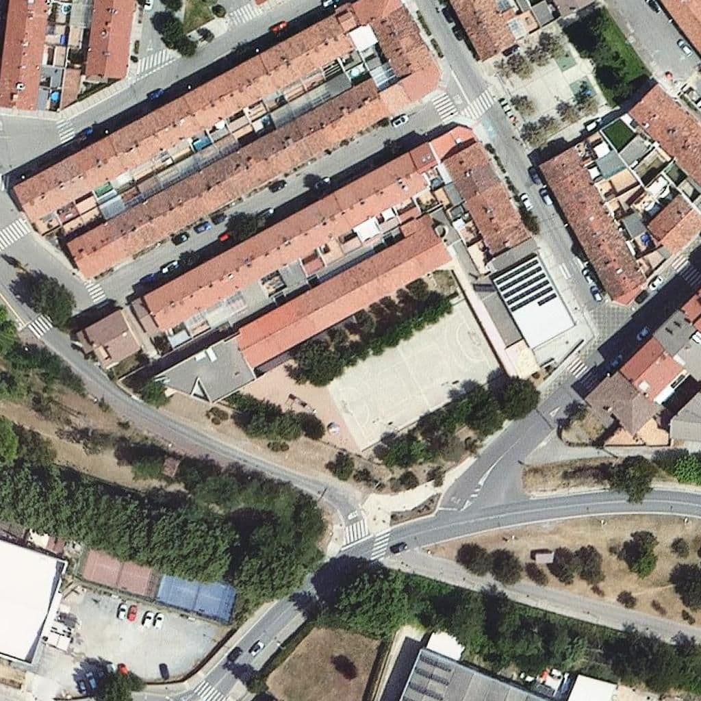 Вид згори на територію школи «Escola Vall Del Ges»