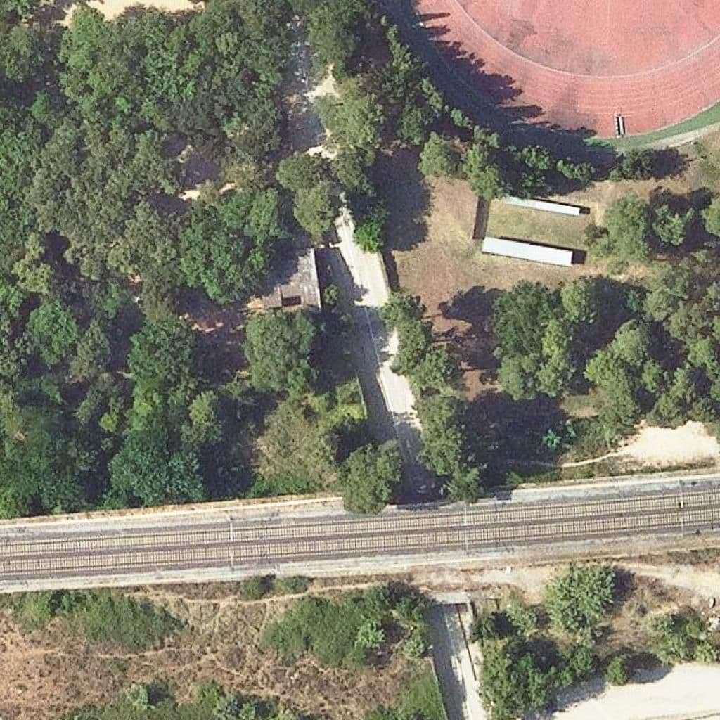 Вид згори на територію школи «Escola Pins Del Vallès»