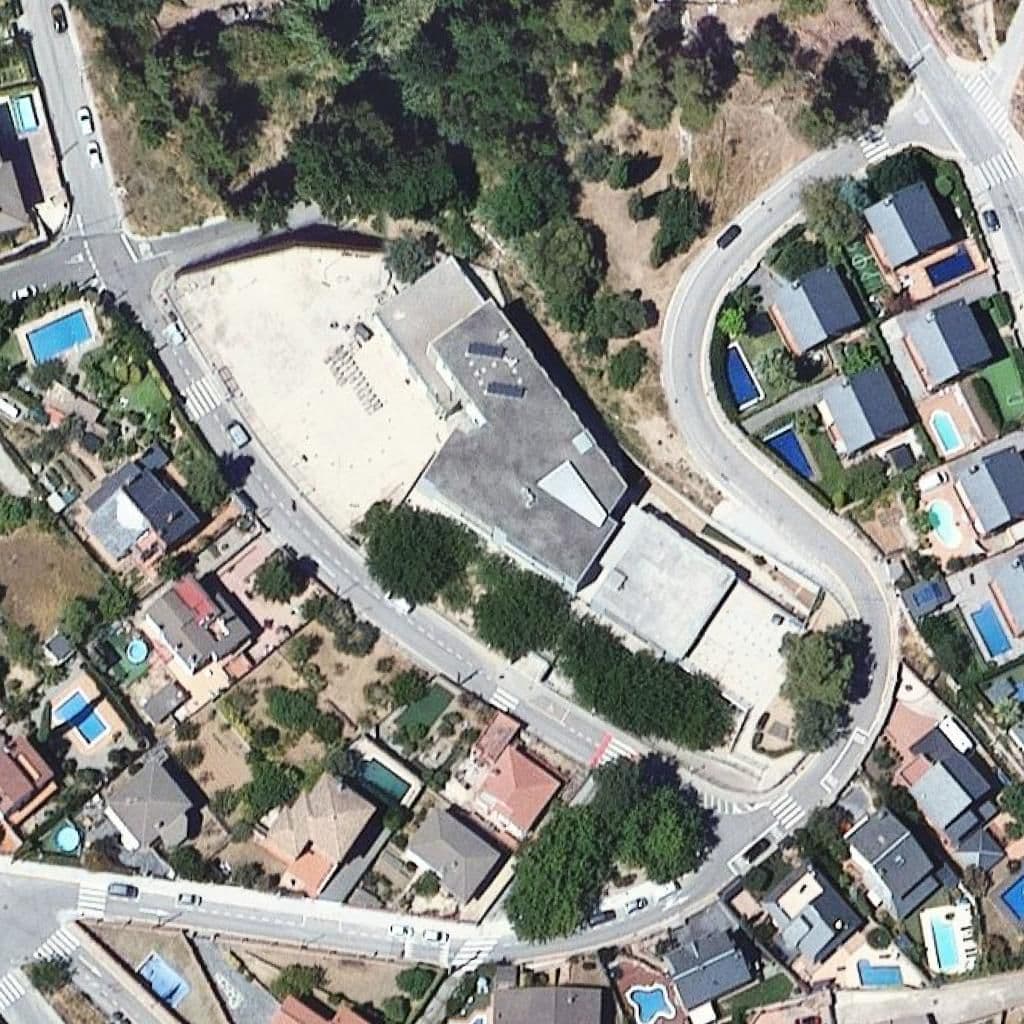 Вид згори на територію школи «Escola El Corb»
