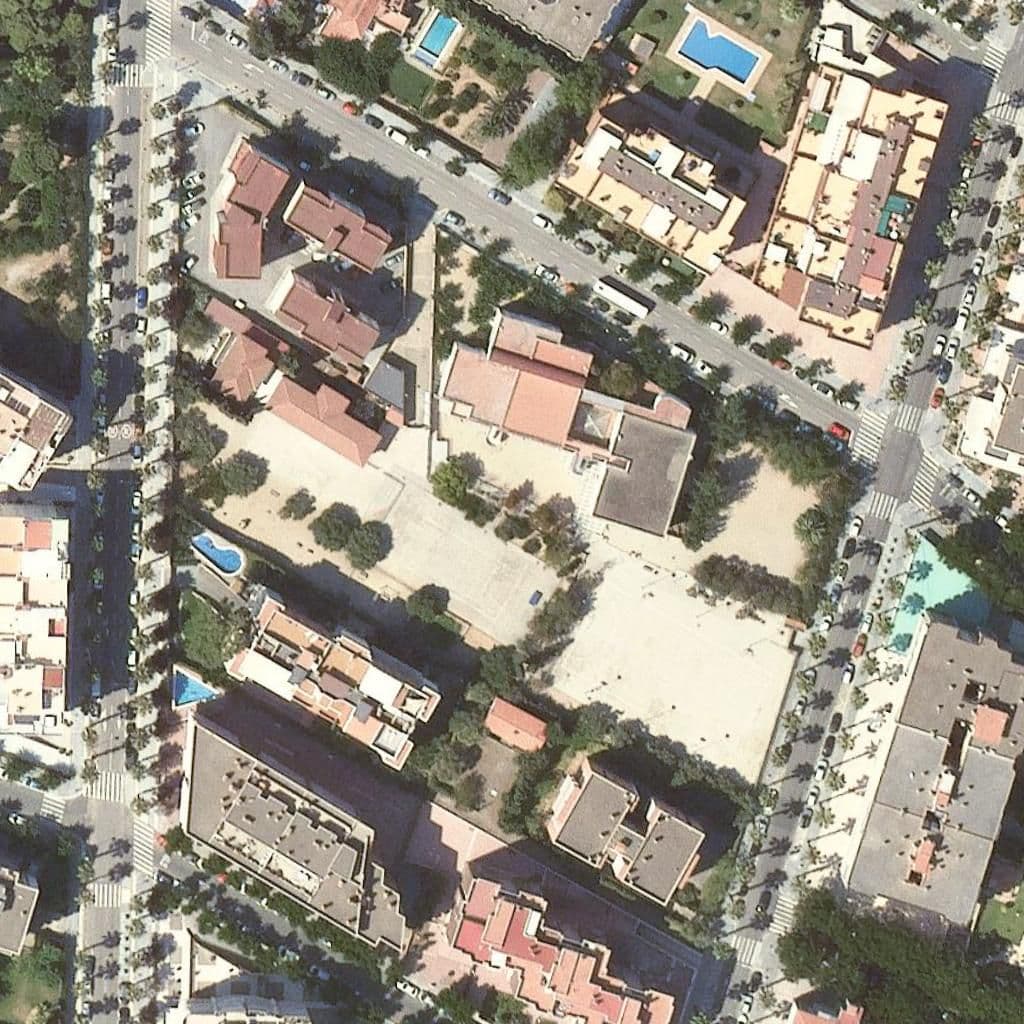 Вид згори на територію школи «Escola Santa Maria Del Mar»