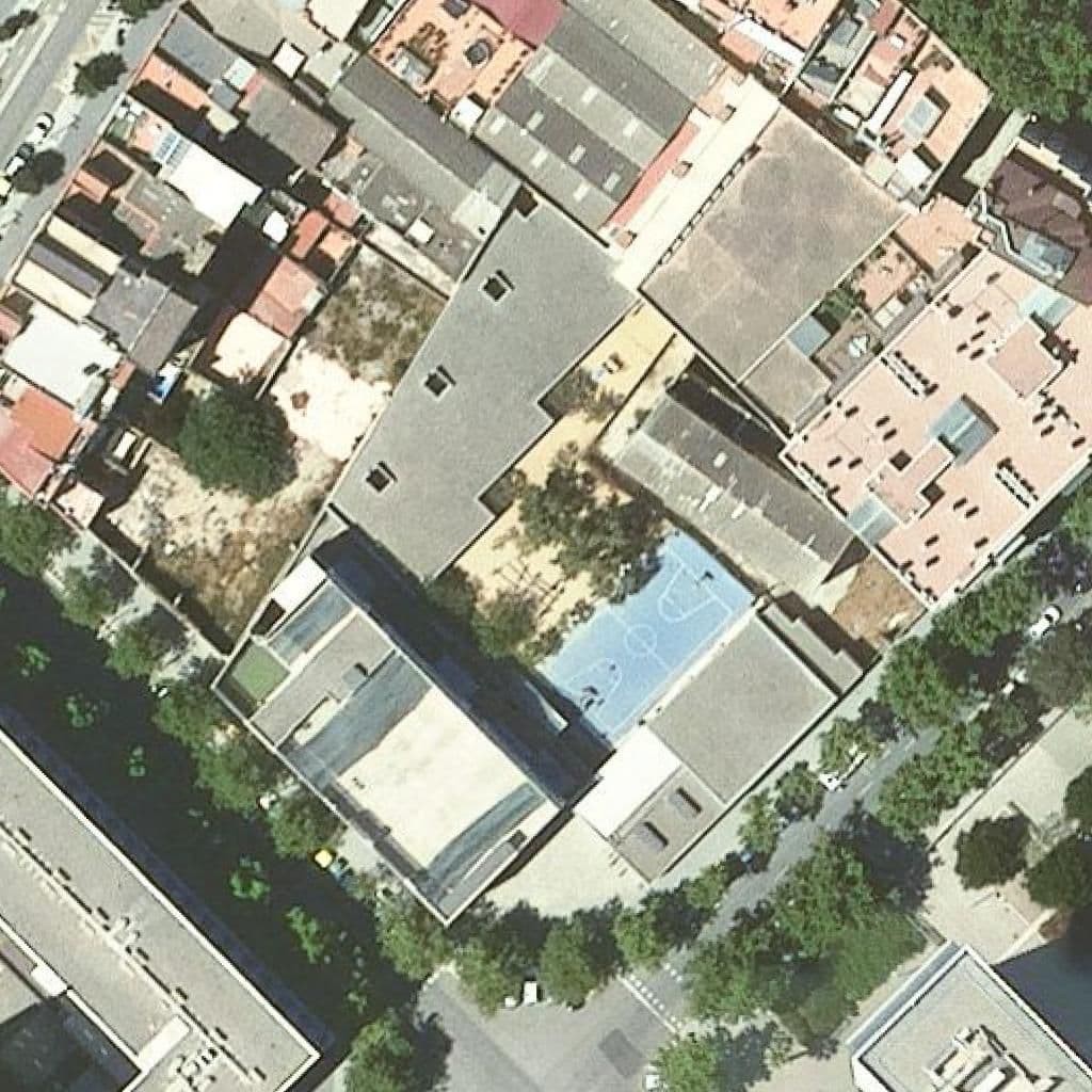 Вид згори на територію школи «Escola La Llacuna Del Poblenou»