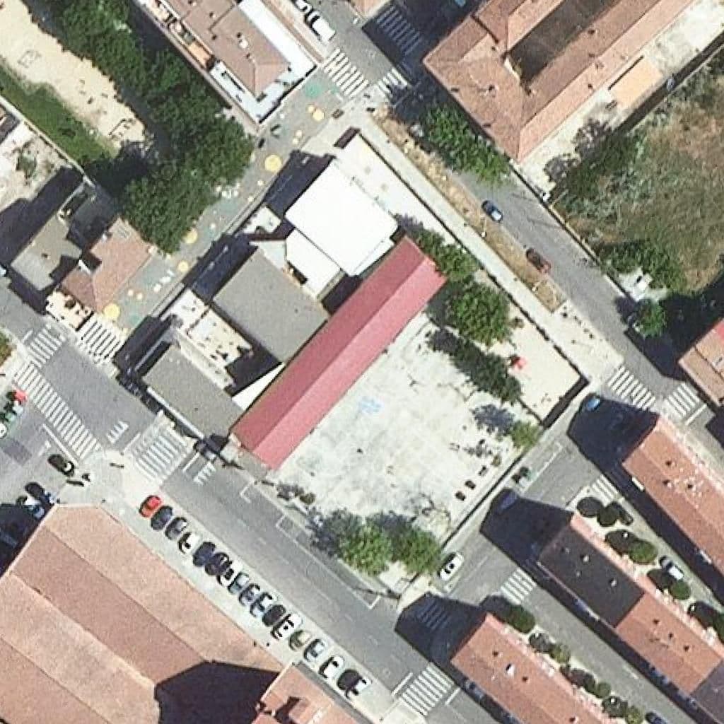 Вид згори на територію школи «Escola Pardinyes»
