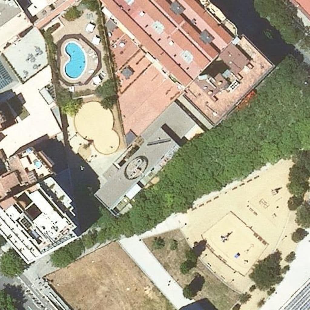 Вид сверху на территорию школы «Escola Bressol Municipal El Fil»
