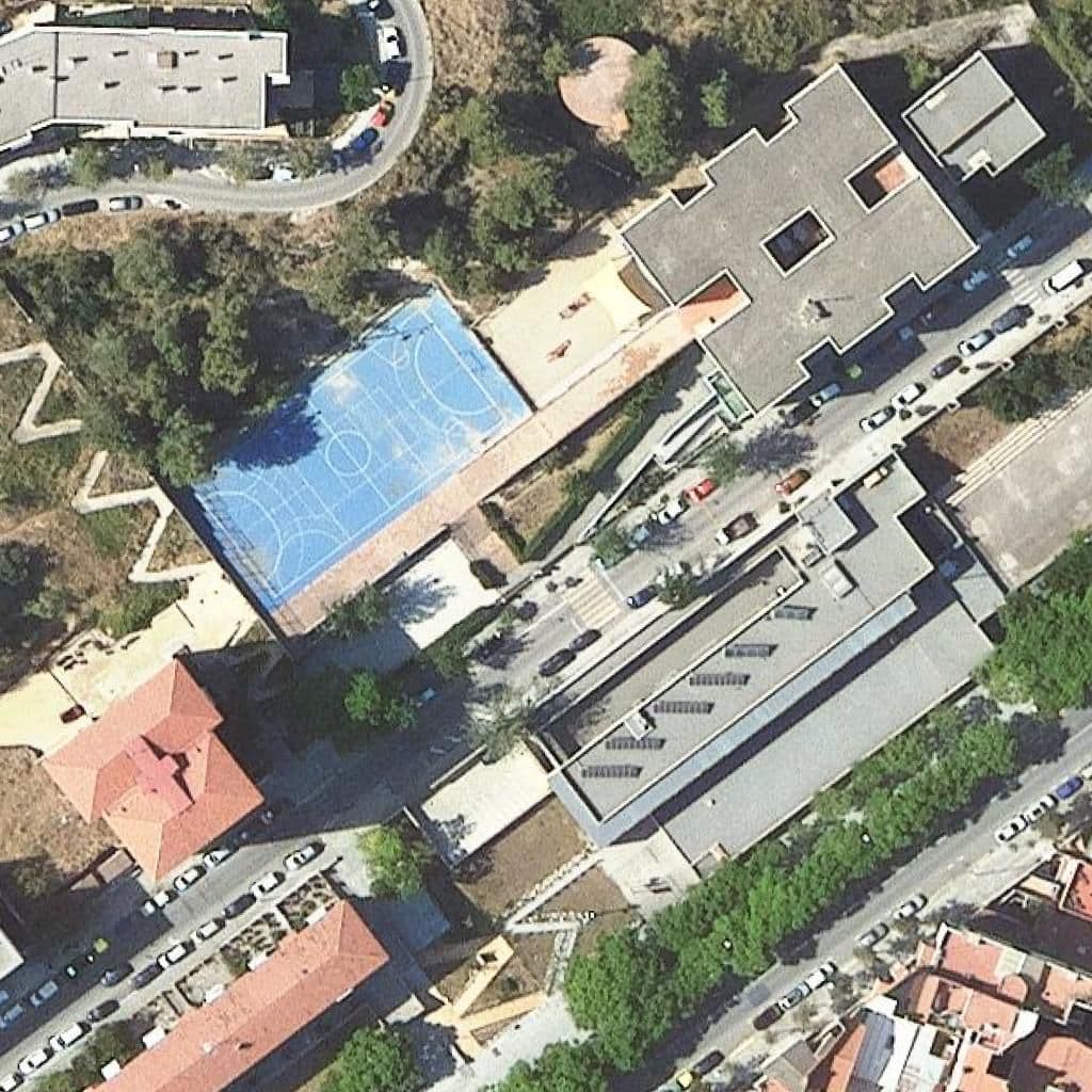 Вид згори на територію школи «Escola Juan Salamero»