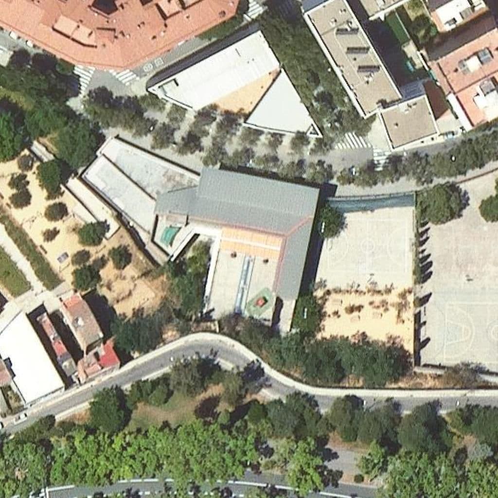 Вид сверху на территорию школы «Escola La Muntanyeta»