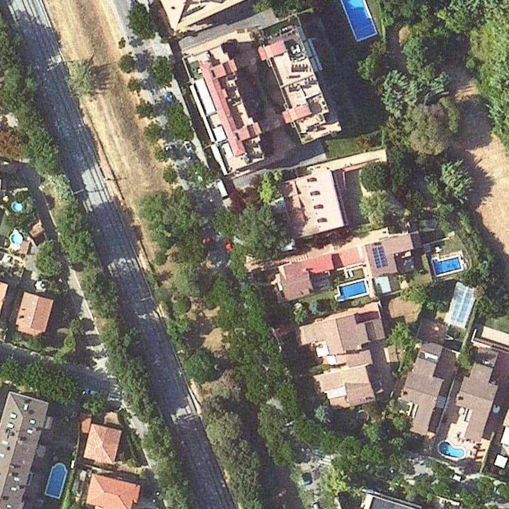 Вид сверху на территорию школы «Lli Privada Pipo»