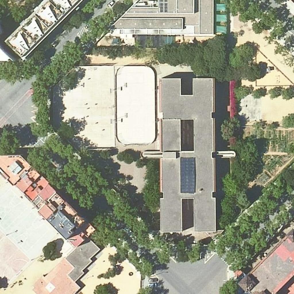 Вид сверху на территорию школы «Institut Icària»