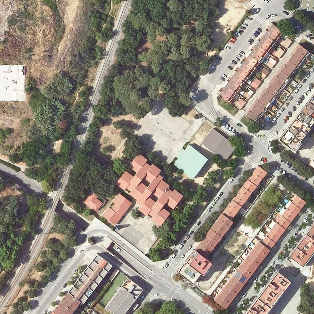 Вид сверху на территорию школы «Escola Del Bosc»