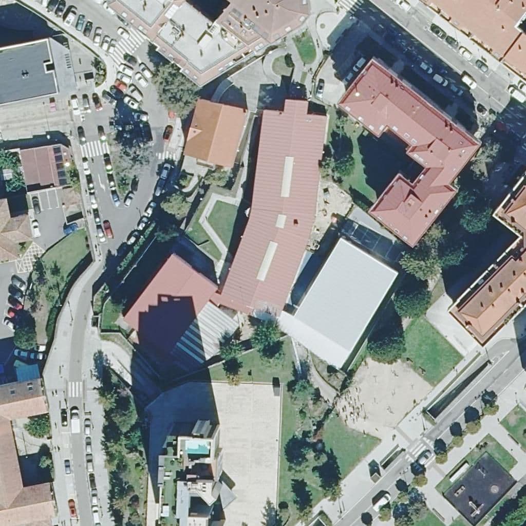 Вид сверху на территорию школы «ESMU Municipal de Vigo»