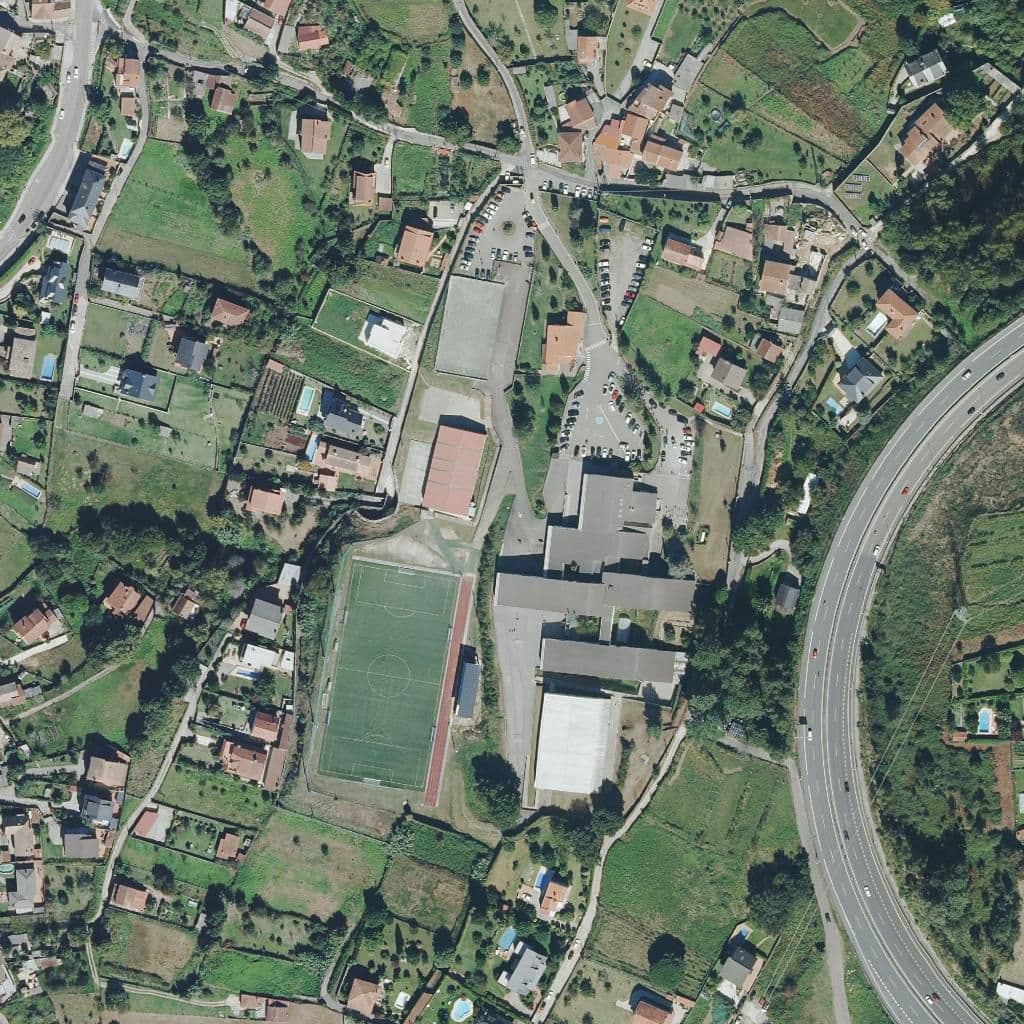 Вид сверху на территорию школы «CAD Montecastelo»