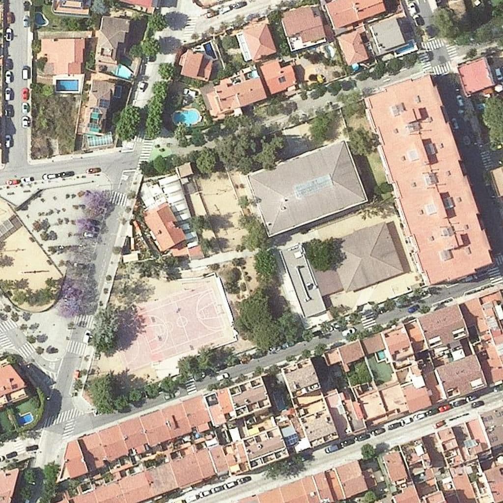 Вид згори на територію школи «Escola Francesc Ferrer I Guàrdia»