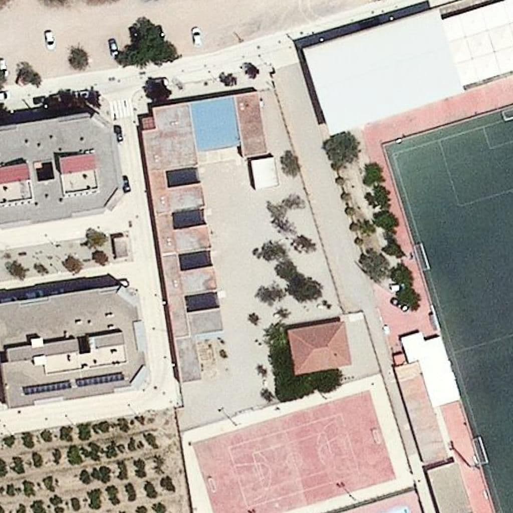 Вид сверху на территорию школы «Escola Bítem - Zer Riu Avall»