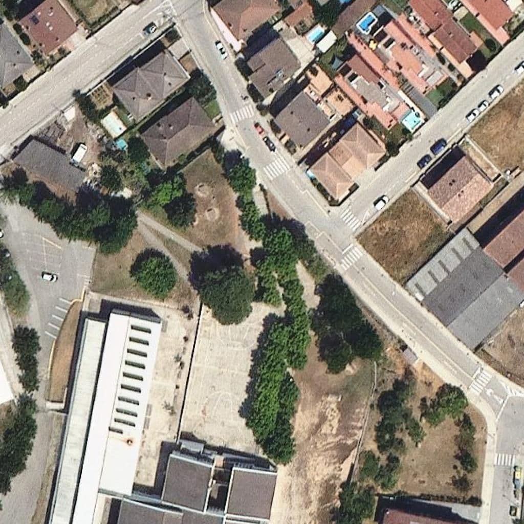 Вид згори на територію школи «Institut Pla De L'estany»