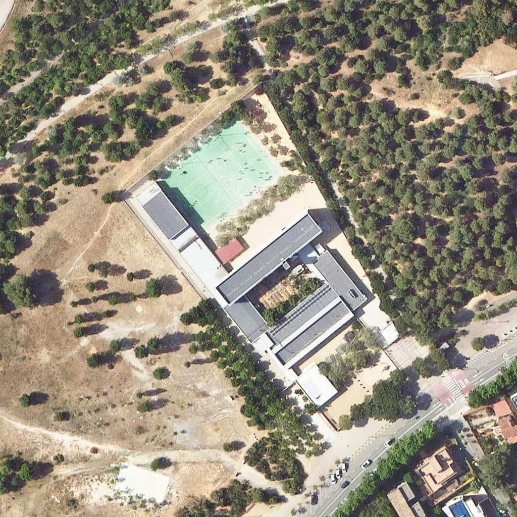 Вид сверху на территорию школы «Escola Turó De Can Mates»