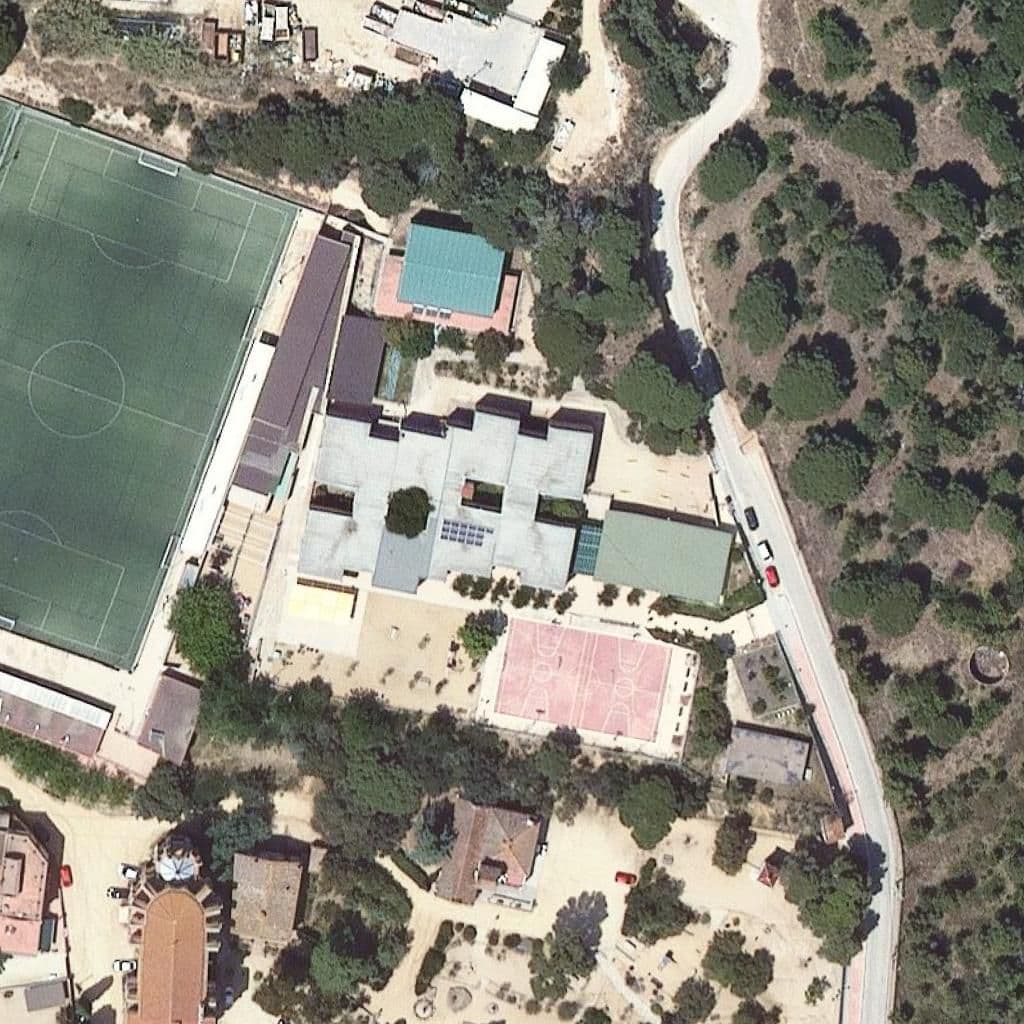 Вид згори на територію школи «Escola Misericòrdia»