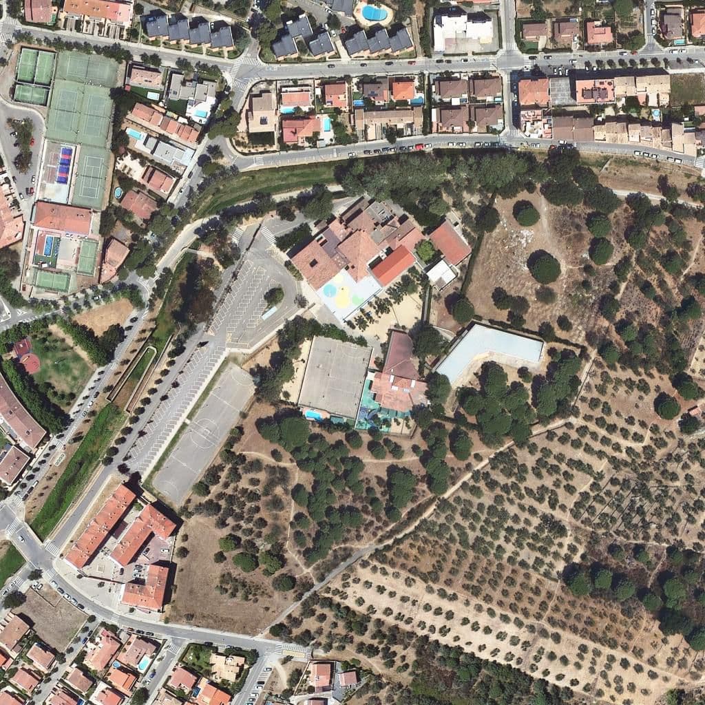 Вид згори на територію школи «Centre Escolar Empordà»