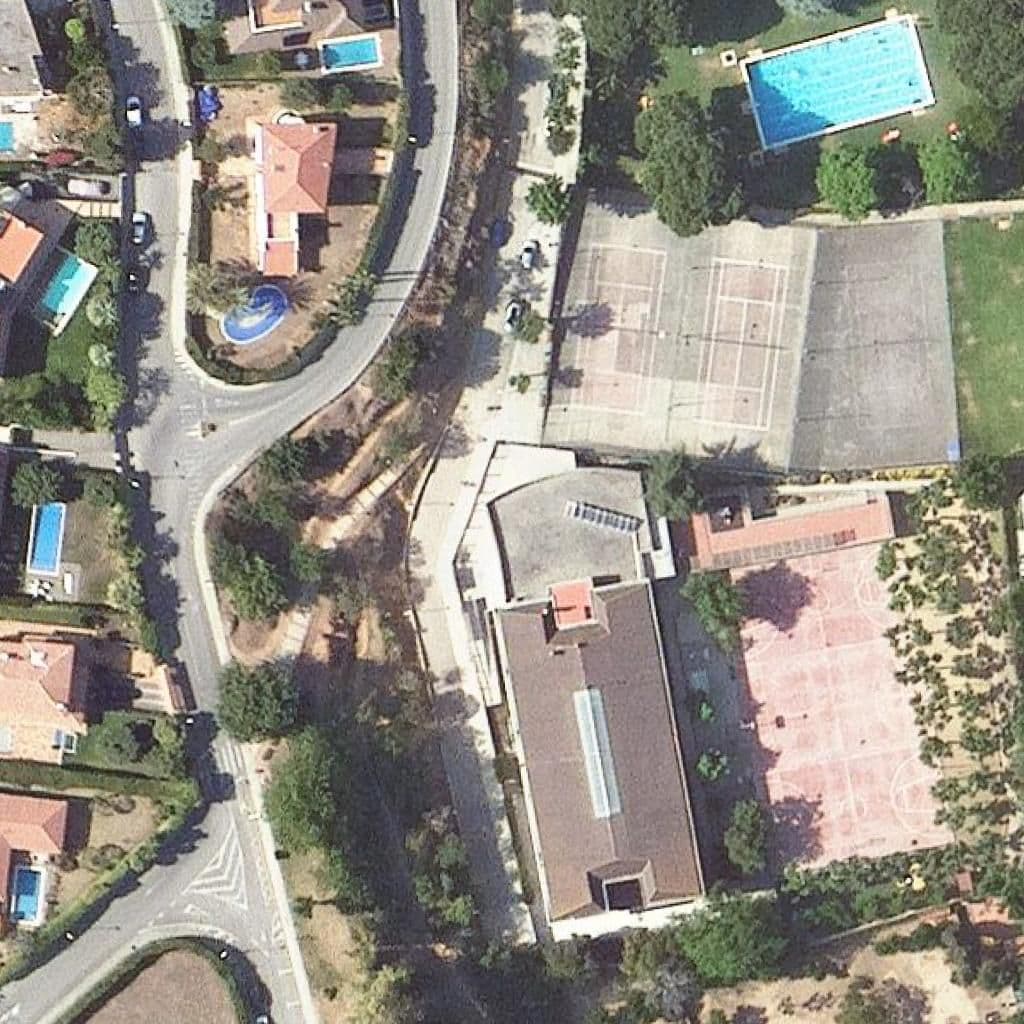 Вид згори на територію школи «Institut Escola Lluís Millet»