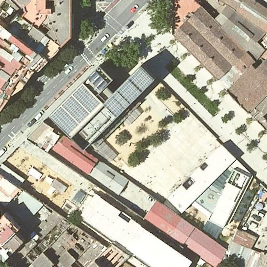 Вид згори на територію школи «Escola Dels Encants»