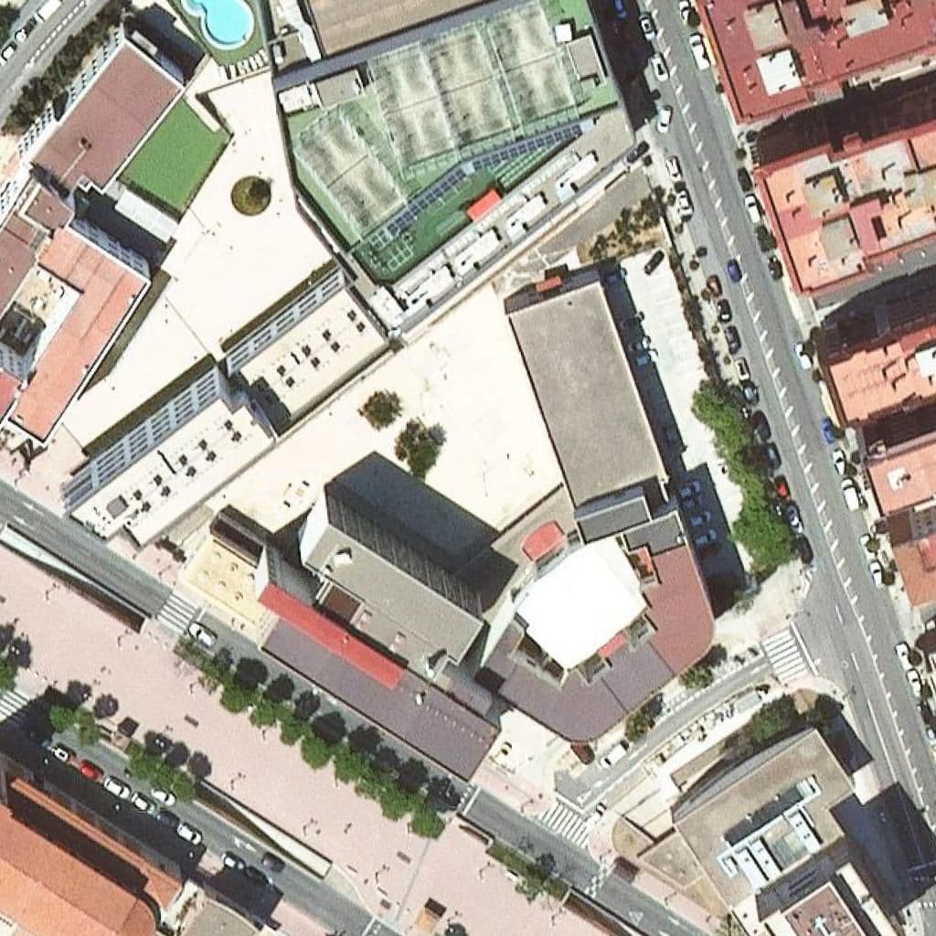 Вид згори на територію школи «Institut Francesc Vidal I Barraquer»