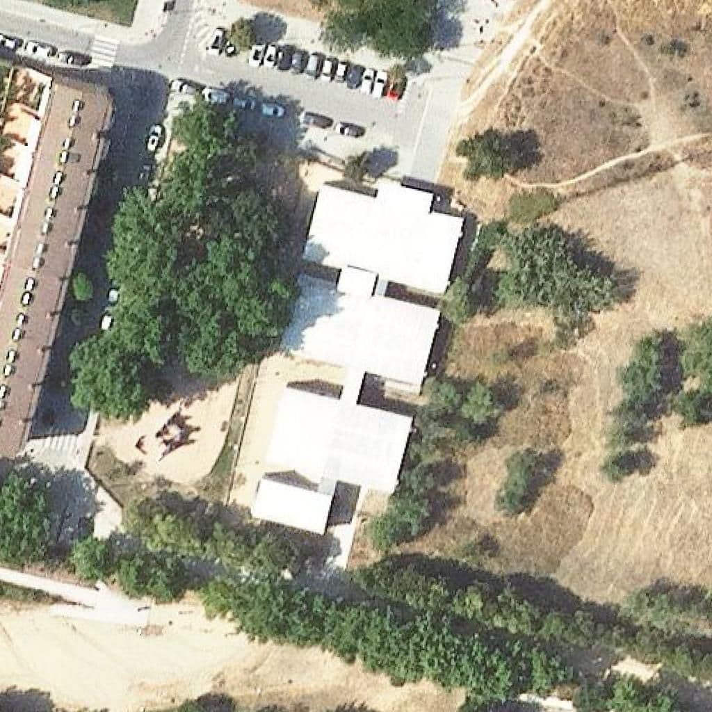 Вид згори на територію школи «Escola Del Bosc»