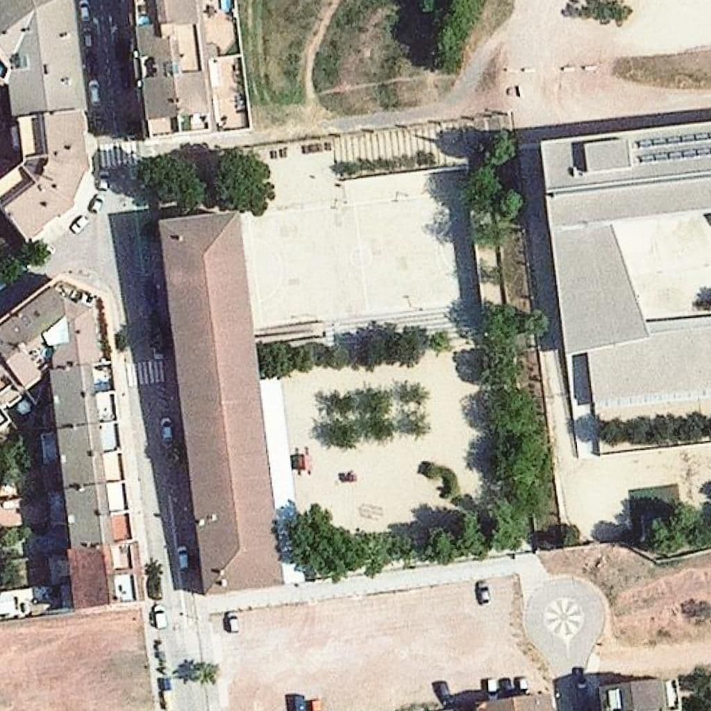 Вид згори на територію школи «Escola Collbaix»