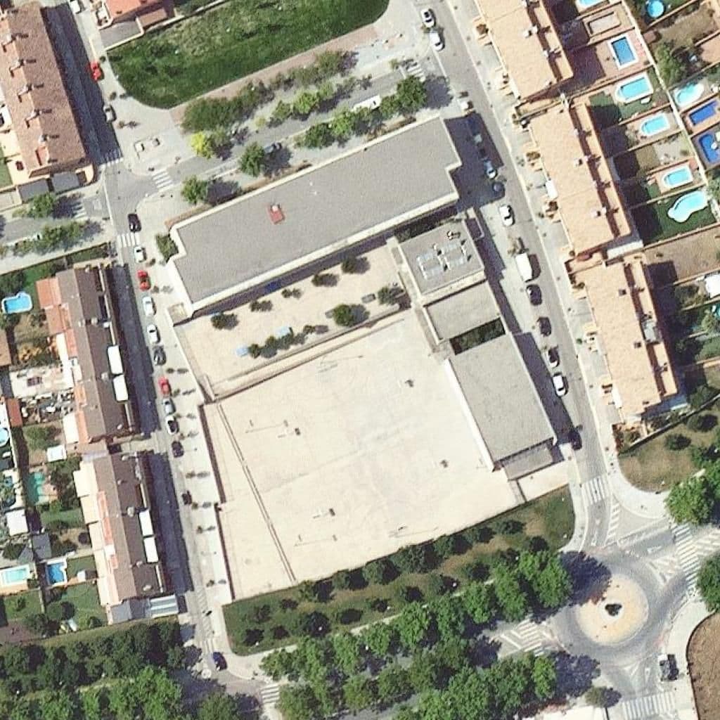 Вид згори на територію школи «Institut Puig De La Creu»