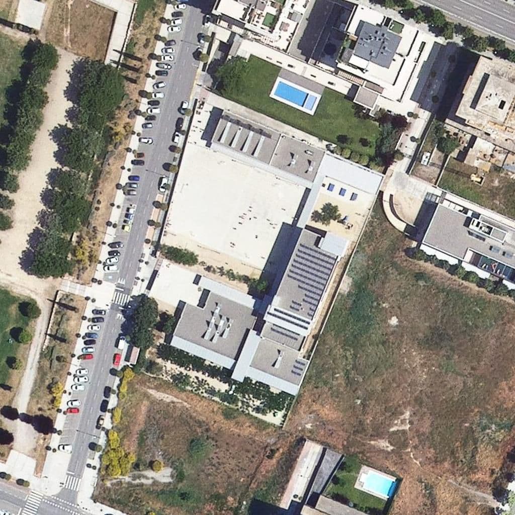 Вид сверху на территорию школы «Escola Parc De L'aigua»