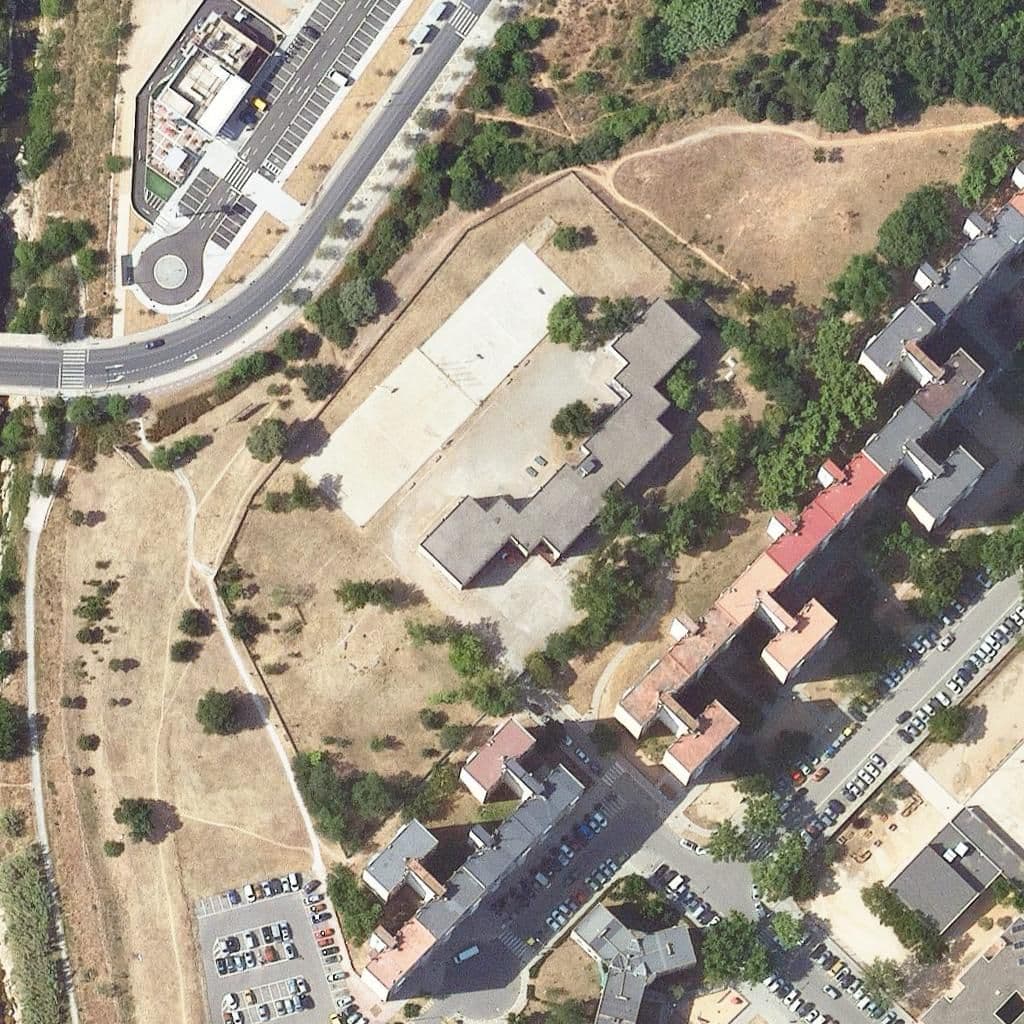 Вид згори на територію школи «Institut Federica Montseny»