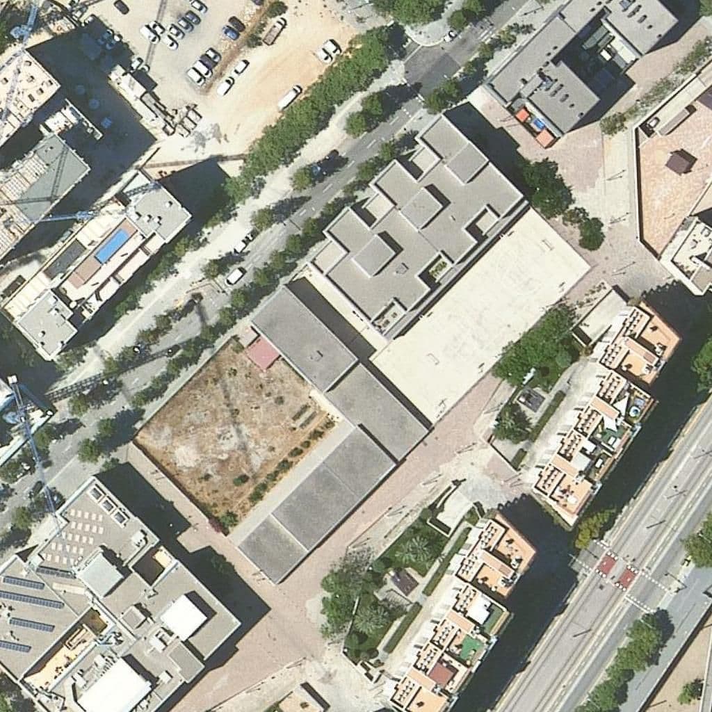 Aerial view of the grounds of Institut Escola La Mina