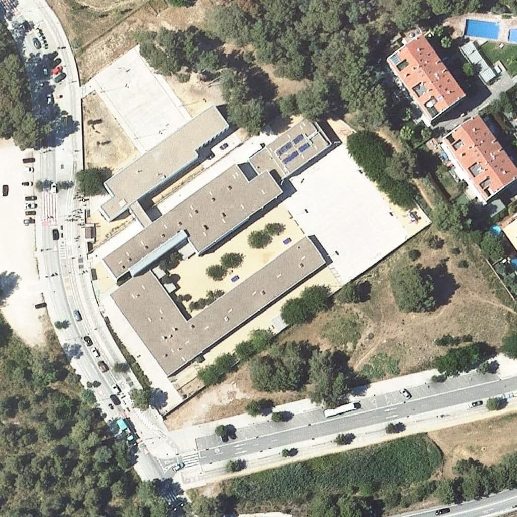 Вид згори на територію школи «Escola Josep Guinovart»
