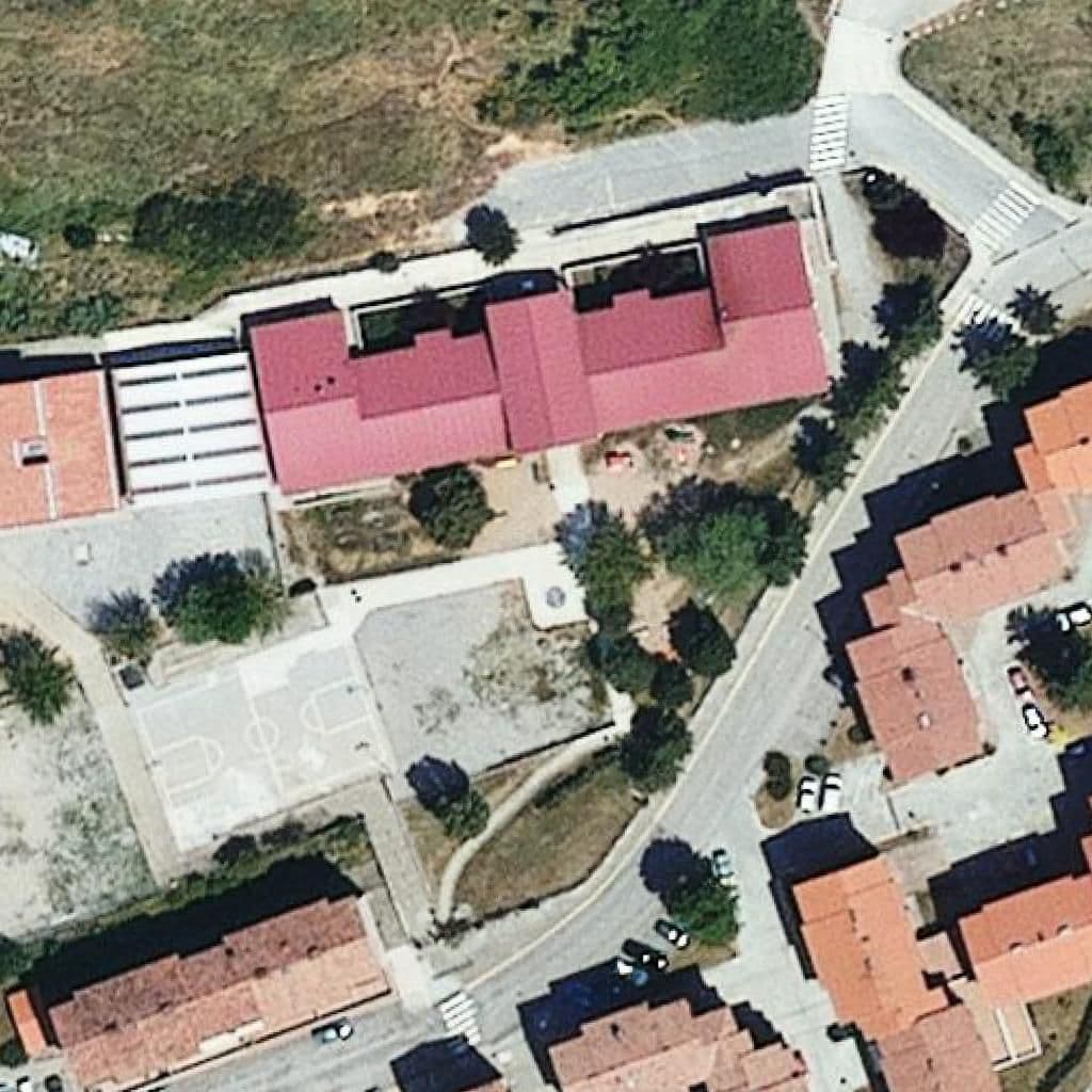 Вид згори на територію школи «Escola Tomàs Raguer»