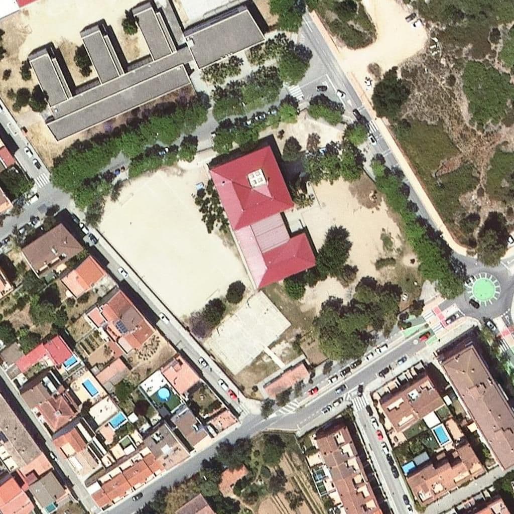 Вид згори на територію школи «Escola Cossetània»